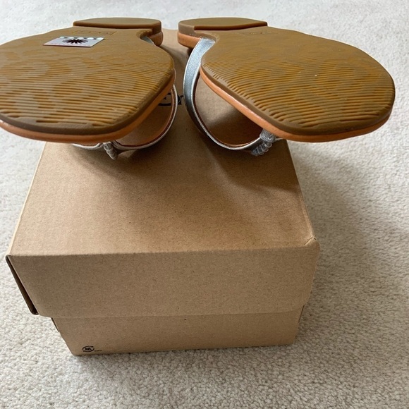 UGG TUOLUMNE  Silver Leather Sandal, size 7 - Picture 12 of 15